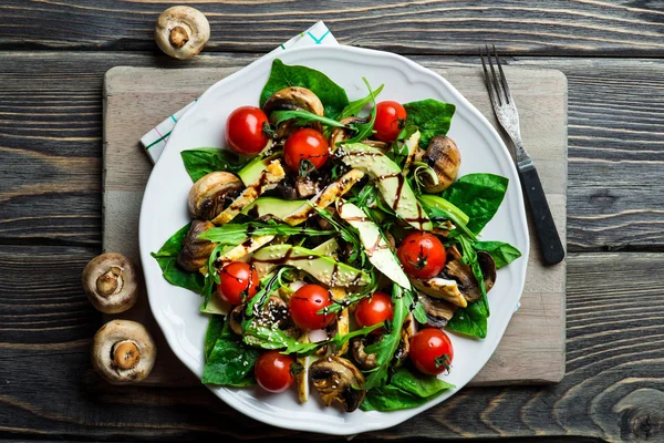 Ensalada de pollo con aguacate —  Fotos de Stock