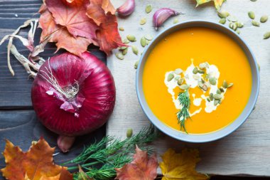 Tahta bir masada balkabağı çorbası