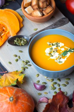 Tahta bir masada balkabağı çorbası
