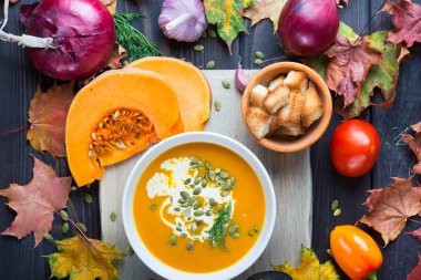 Tahta bir masada balkabağı çorbası