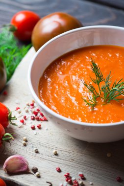 Ahşap bir masa üzerinde domates çorbası