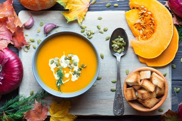 Sopa de calabaza en una mesa de madera —  Fotos de Stock