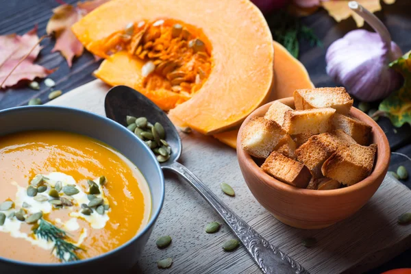 Minestra di zucca su un tavolo di legno — Foto Stock