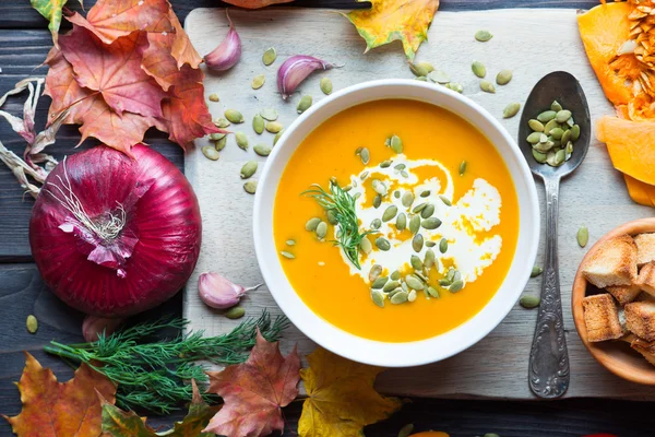 Sopa de calabaza en una mesa de madera —  Fotos de Stock