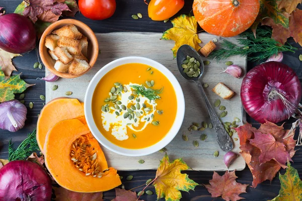 Tahta bir masada balkabağı çorbası