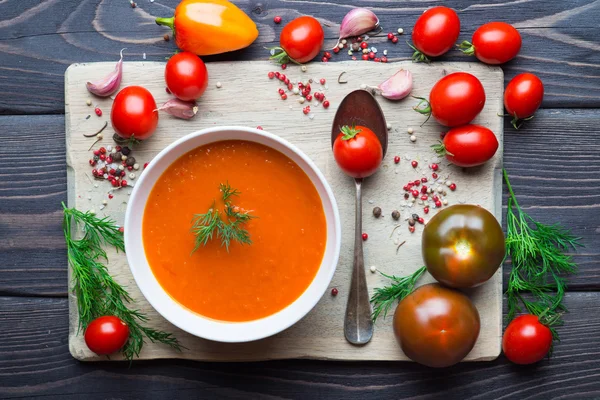 Sopa de tomate en una mesa de madera — Foto de Stock