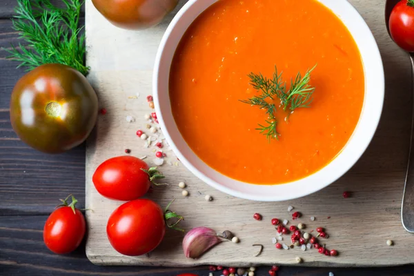 Sopa de tomate em uma mesa de madeira — Fotografia de Stock