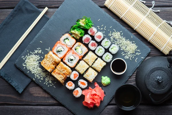 Vários tipos de sushi — Fotografia de Stock