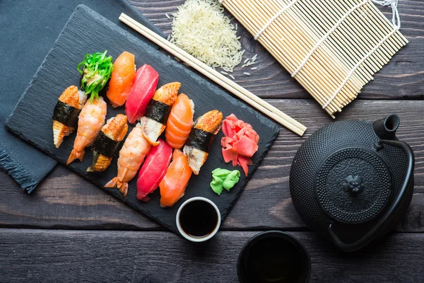 Verschiedene Arten von Sushi — Stockfoto