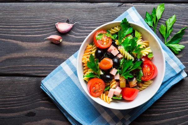 Salada com macarrão e legumes — Fotografia de Stock