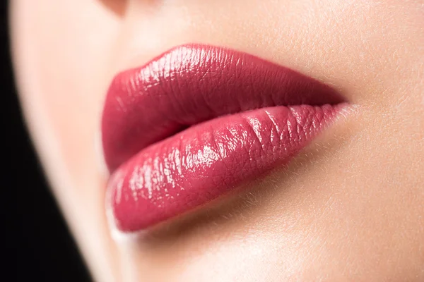 Vrouw lippen met lippenstift — Stockfoto