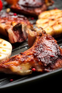 Kızarmış kuzu kaburgası 