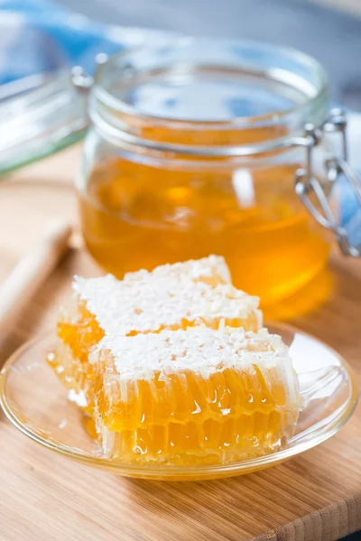 Miel dans un pot en verre — Photo