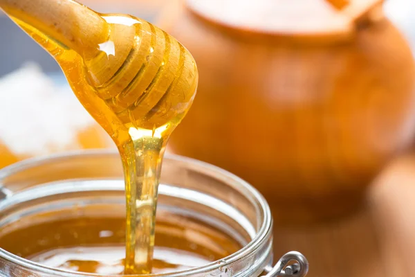 Honey in glass jar — Stock Photo, Image