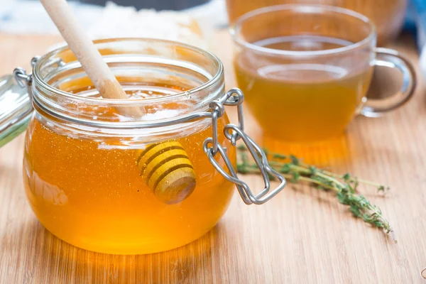 Miel dans un pot en verre — Photo