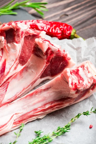 Costolette di agnello fresco crudo — Foto Stock