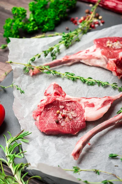 Costolette di agnello fresco crudo — Foto Stock