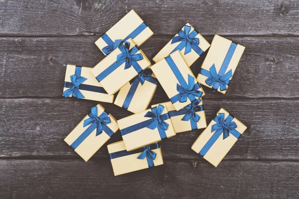 Подарункова коробка з синьою стрічкою — стокове фото