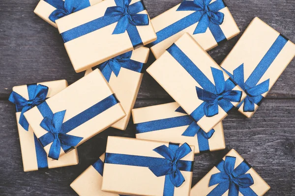 Geschenkdoos met blauw lint — Stockfoto