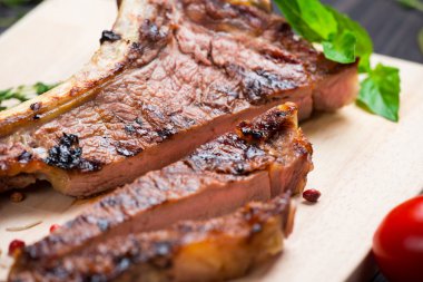 Ahşap arka plan üzerinde biftek