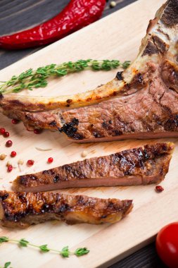 Ahşap arka plan üzerinde biftek