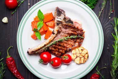 Biftek sebze garnitür ile