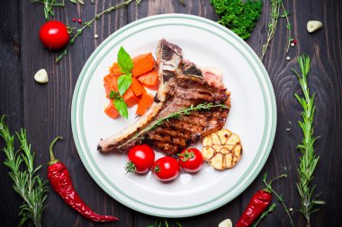 Biftek sebze garnitür ile