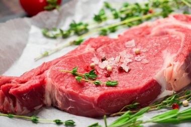 Çiğ et, taze biftek.