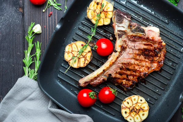 Steak s bylinkami a pepř — Stock fotografie