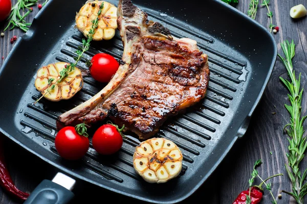 Steak s bylinkami a pepř — Stock fotografie