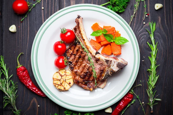 Steak avec garniture de légumes — Photo