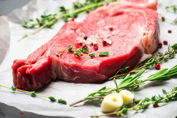 Syrové čerstvé maso Steak — Stock fotografie