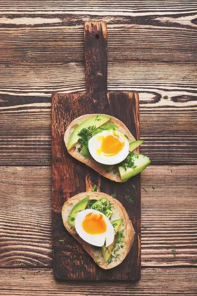 Бутерброд з авокадо та яйцем — стокове фото