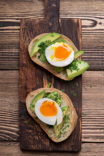 Smörgås med avokado och ägg — Stockfoto