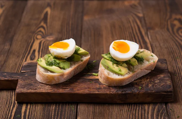 Sandwich con aguacate y huevo — Foto de Stock