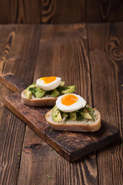 Sandwich con aguacate y huevo — Foto de Stock