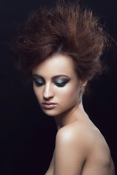 Femme avec coiffure et maquillage — Photo