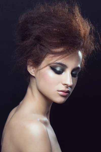 Mulher com penteado e maquiagem — Fotografia de Stock