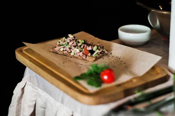 Restoranda salata. Bir restoranda akşam yemeği. Yemeklerin güzel sunumu.