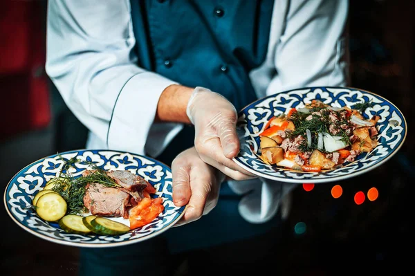 Σερβιτόρος Κρατάει Δύο Πιάτα Δύο Πιάτα Στα Χέρια Του Σερβιτόρου — Φωτογραφία Αρχείου