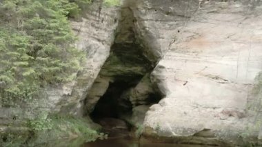 küçük girişinde bir mağaranın içinden bir yeraltı Nehri fs700 odyssey 7q gidiyor