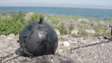 Deniz fs700 odyssey 7q yakınlarındaki bir tepe üzerinde büyük siyah deniz mayını