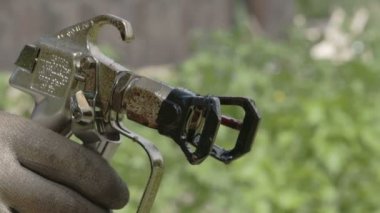 onun elini fs700 odyssey 7q paintgun bir hortum tutan bir adam