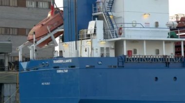 Yeni boyanmış büyük gemi deniz gh4 Yelken açmaya hazır