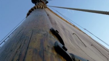 Yelken direği gemi yelken gh4 için büyük bir bezle