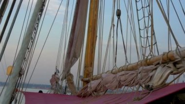 halatlar ve gemi gh4 Yelken direği haddelenmiş büyük kıyafetler