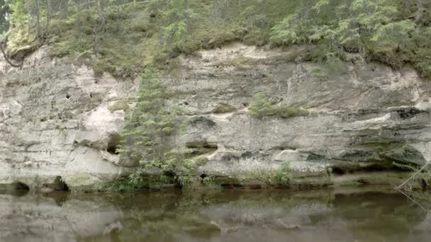 Une belle attraction touristique de la roche de montagne près d'un lac FS700 Odyssey 7Q — Video