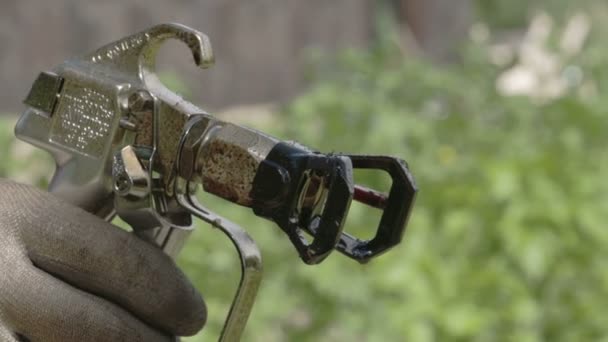 A man holding a hose of the paintgun on his hand FS700 Odyssey 7Q — Stock Video