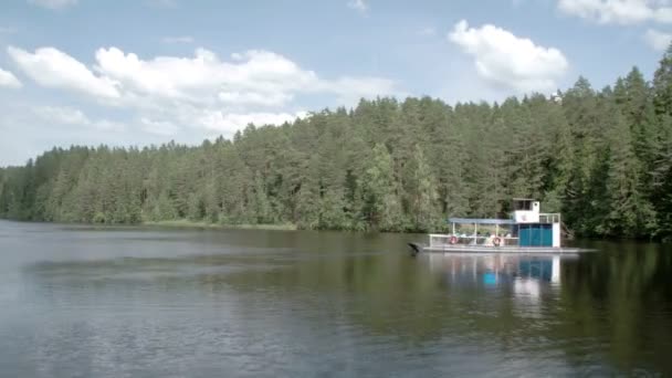 A gyönyörű kilátás nyílik a folyó egy csónakot, utas fs700 odyssey 7 q — Stock videók