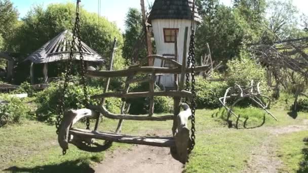 Een houten swing op de huizen achtertuin fs700 odyssey 7q — Stockvideo